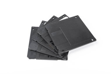 Bilgisayar disketleri beyaz arka plan üzerinde izole, yakın çekim 