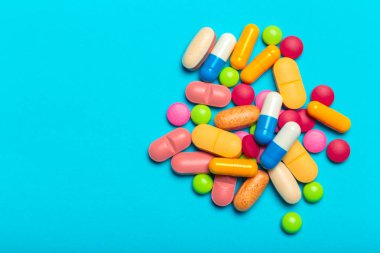 Mavi arka plan üzerinde dağınık hapları