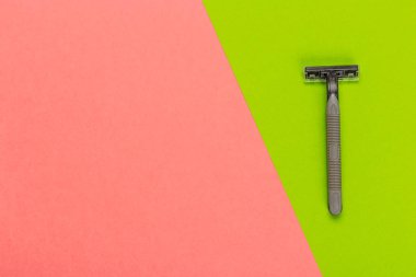 Tek kullanımlık ustura bir parlak iki arka planda, üstten görünüm