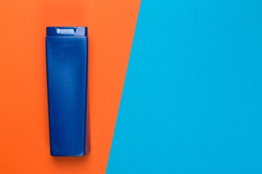 Kozmetik ürün parlak bir bicolor arka planda, üstten görünüm