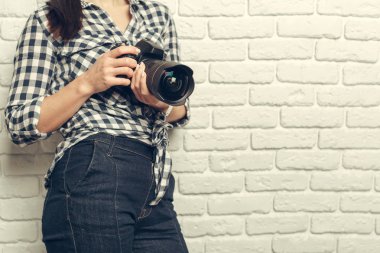 Güzel kadın, DSR kamerası olan profesyonel bir fotoğrafçı.