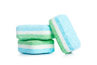 Bulaşık makinesi tablet beyaz bir arka plan üzerinde Kapat