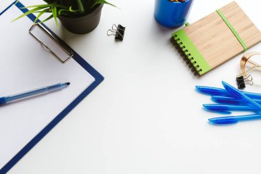 İş öğeleri beyaz masa üzerinde yaratıcı bozukluğu düştü