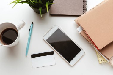 İş öğeleri beyaz masa üzerinde yaratıcı bozukluğu düştü