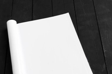 Dergi veya ahşap masa üzerinde kataloğu