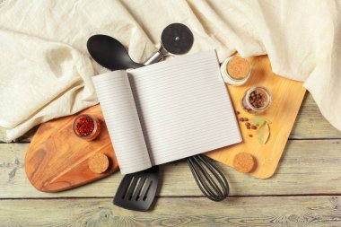 Masa örtüsü, kopya alanı tablo açılan not defteri ve mutfak aletleri boş sayfa