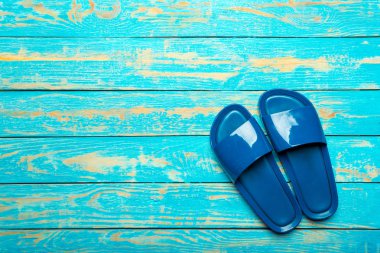 parmak arası terlik renk ahşap arka plan üzerinde