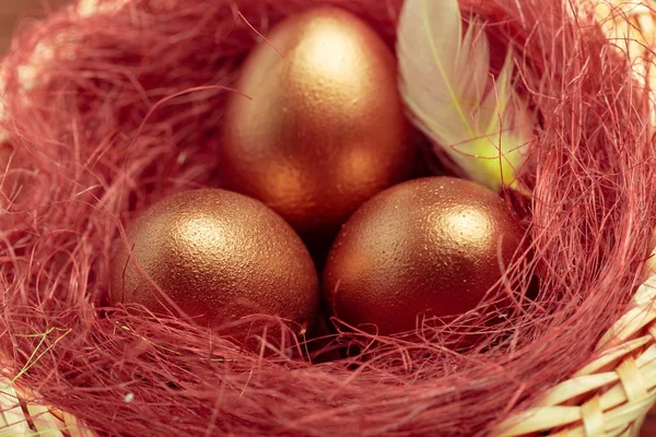 Uova Pasqua Oro Sul Tavolo Legno — Foto Stock