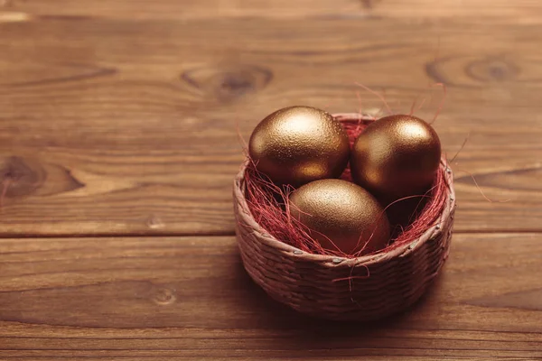 Uova Pasqua Oro Sul Tavolo Legno — Foto Stock