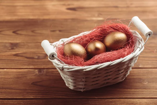 Gouden Paaseieren Houten Tafel — Stockfoto