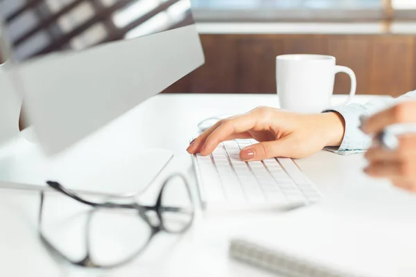 Zakenvrouw Werken Bij Haar Kantoor — Stockfoto