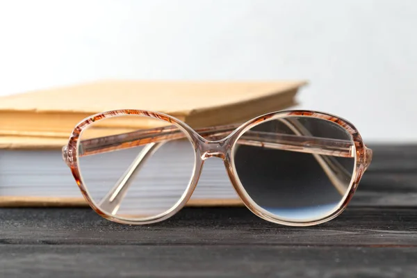 Eyeglasses Book Table — Stock Photo, Image