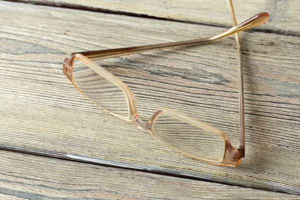 木製のテーブルに眼鏡のクローズ アップ — ストック写真