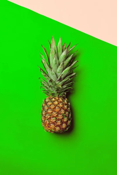 Ananas Von Oben Auf Farbigem Papier Hintergrund — Stockfoto