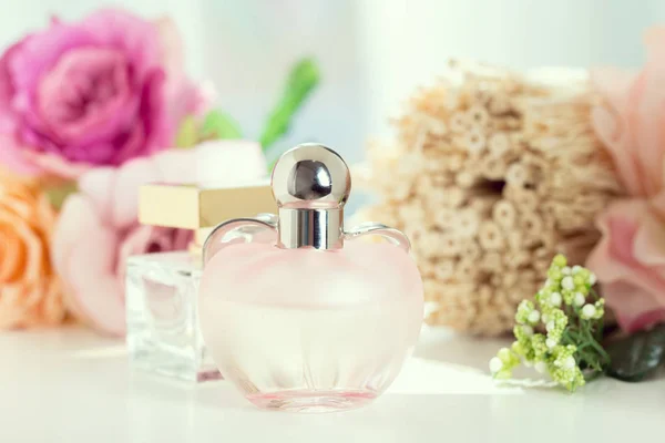 Butelek Perfum Kwiatami — Zdjęcie stockowe