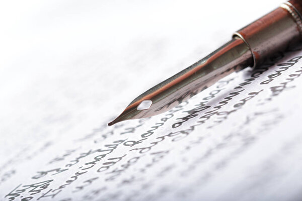 Фонтанная ручка на старинном рукописном письме
