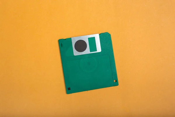 Bilgisayar Disketin Renkli Arka Plan Üzerinde Kapat — Stok fotoğraf