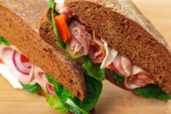 Ahşap Bir Masa Üzerinde Lezzetli Sandviçler Yakın Çekim — Stok fotoğraf