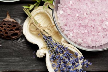 Lavanta, otlar, kozmetik ve karanlık masa üstü tuz aromatik bileşimi