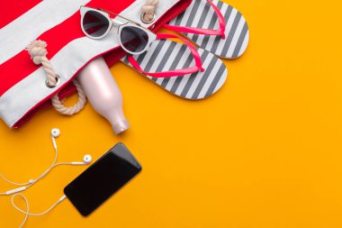 Kompozisyon beachwear ve sarı bir arka plan üzerinde aksesuar