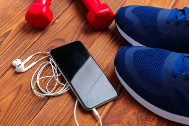 Fitness kavramı ile spor ayakkabı, halter