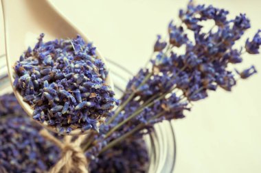 Masanın üzerine kurutulmuş lavanta