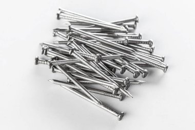 Beyaz arka plan üzerinde izole çivi yakın çekim 