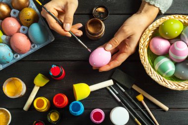 Paskalya için kadın resim yumurta hazırlanıyor.