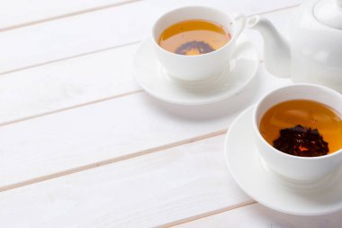 İki fincan çay beyaz ahşap tablo