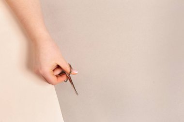 Renkli arka plan üzerinde şık moda kadın manikür