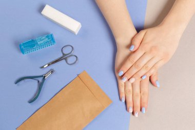 Renkli arka plan üzerinde şık moda kadın manikür