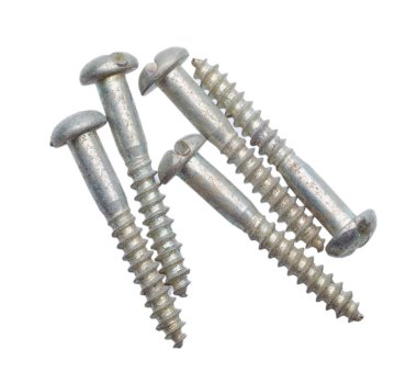 Beyaz arka plan üzerinde izole vidalar yakın çekim 