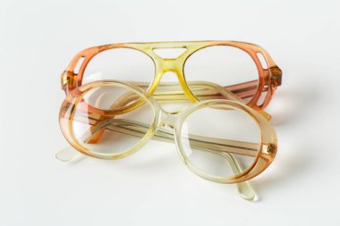 Beyaz arka plan üzerinde izole gözlük, yakın çekim 