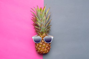 ananas gözlüklü renkli kağıt üzerinde