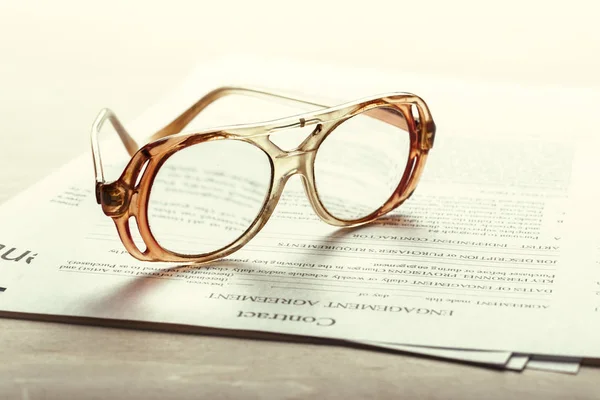 Primer Plano Las Gafas Graduadas Papeles Del Documento Contrato Concepto —  Fotos de Stock