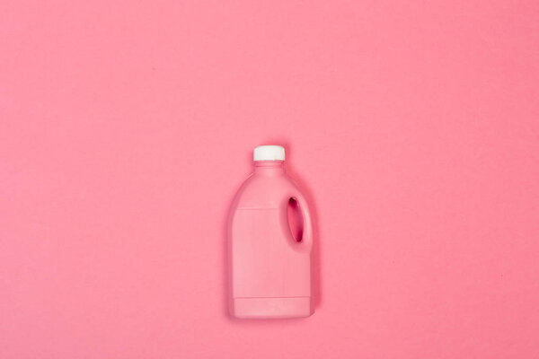 Цветная пластиковая бутылка на розовом фоне
 