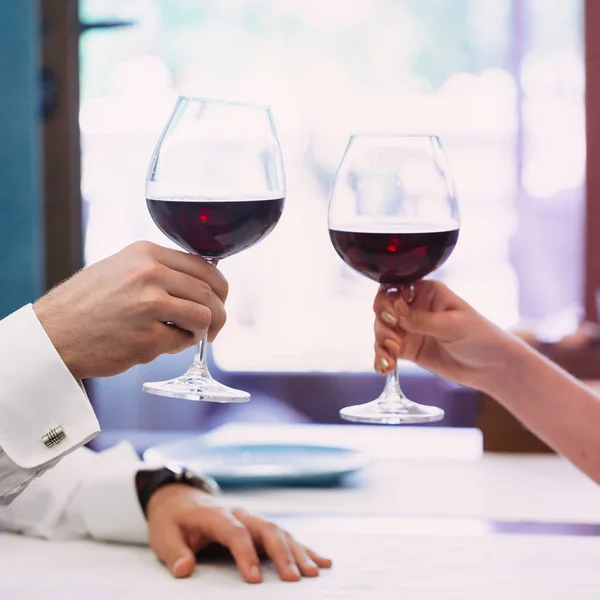 Belo Jovem Casal Com Copos Vinho Tinto Restaurante Luxo — Fotografia de Stock