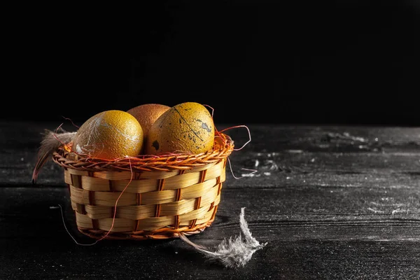 Ahşap Arka Planda Renkli Paskalya Yumurtaları — Stok fotoğraf