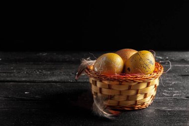 Mutlu Paskalyalar! Ahşap arka plan üzerinde Paskalya yumurtaları