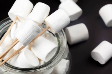 Siyah arka plan üzerinde kabarık beyaz krema