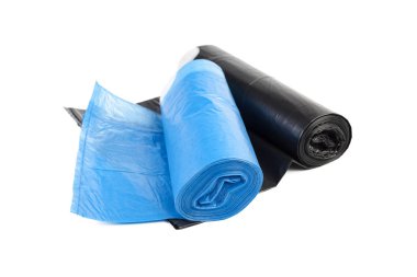 Beyaz arka plan üzerinde izole plastik çöp torbaları rulo