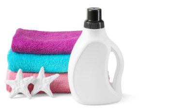 havlu ile ayarla temizlik ve beyaz arka plan üzerinde izole plastik şişe 