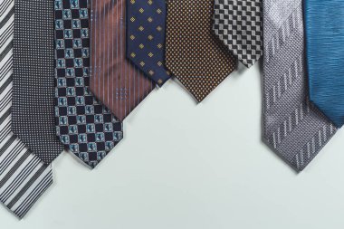 Ilişkilerin beyaz arka plan üzerinde yakın çekim