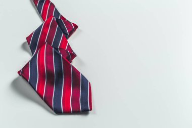 kravat beyaz arka plan üzerinde yakın çekim