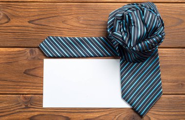 Mutlu baba gün konsepti üzerine ahşap masa