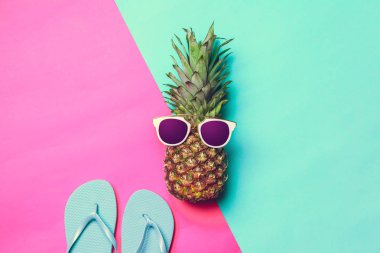 ananas gözlüklü renkli kağıt üzerinde