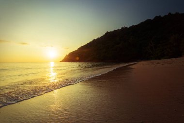 Boş tropikal kumlu plaj görünümünü