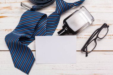 Mutlu baba gün konsepti üzerine ahşap masa