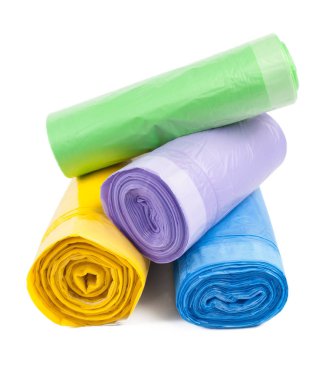 Beyaz arka plan üzerinde izole plastik çöp torbaları rulo