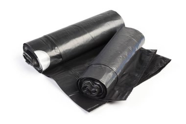 Beyaz arka plan üzerinde izole plastik çöp torbaları rulo